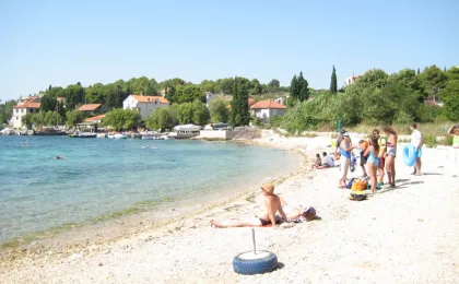 Odpoczynek na plaży ze spokojnym wejściem do morza – zdjęcie 4