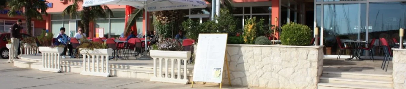 Zdjęcie Restauracja przy marinie