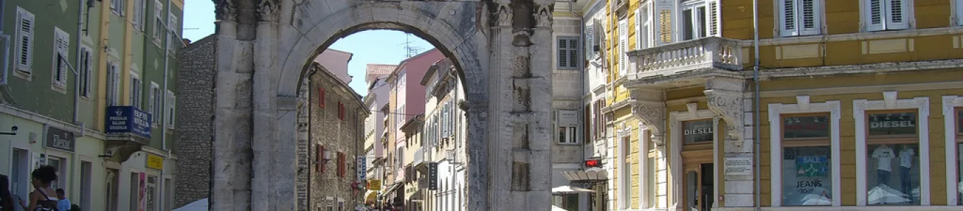 Zdjęcie Świątynia Augusta i Łuk Sergiusza