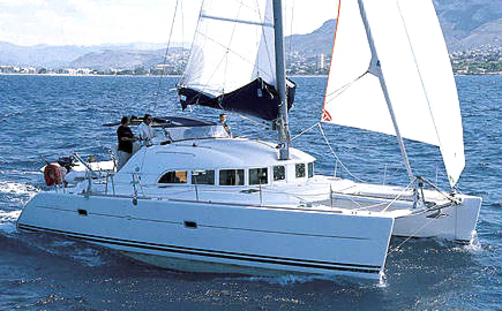 Lagoon 380 — zdjęcie 1