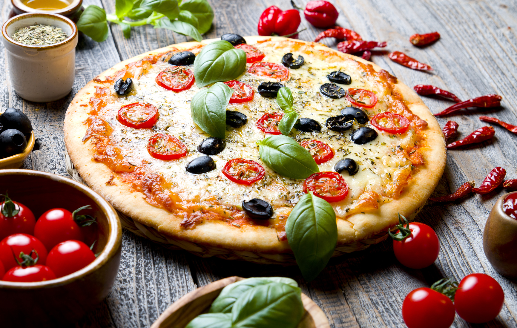 Gotowanie na jachcie. Przepis na szybką i smaczną pizzę