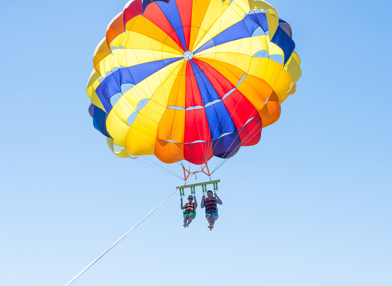 Parasailing, czyli latanie nad wodą ze spadochronem