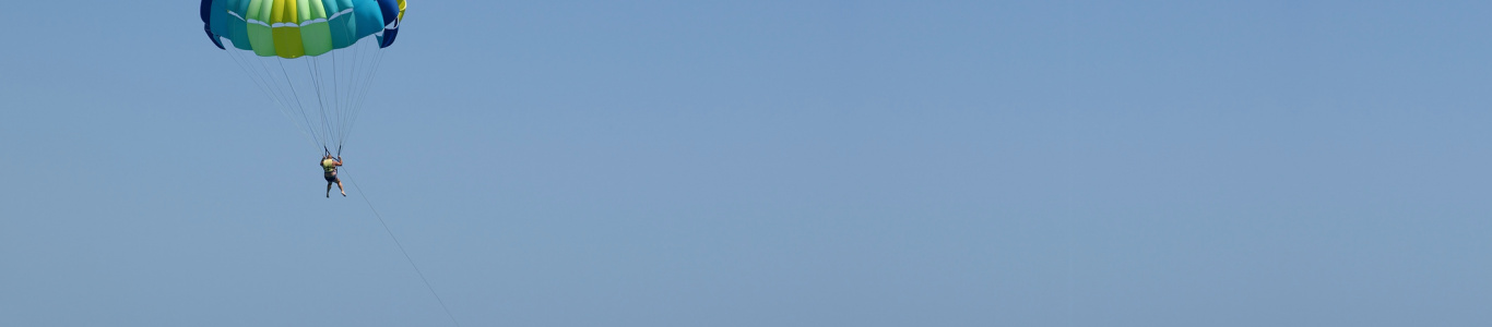 Zdjęcie z rejsu żeglarskiego Parasailing, czyli latanie nad wodą ze spadochronem