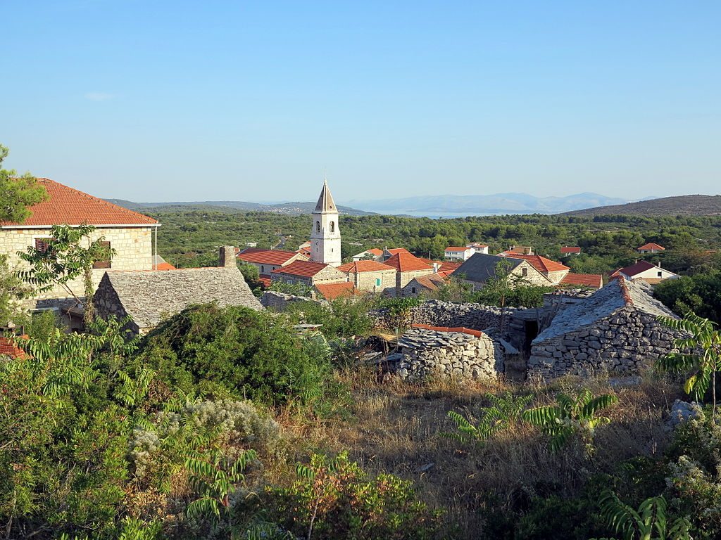 1024px-Šolta_Gornje_Selo_Hrvatska_2012_a.jpg