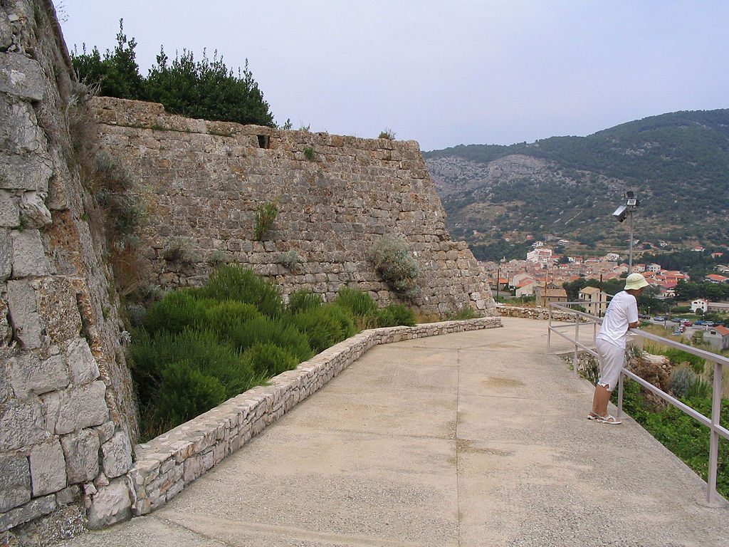 1024px-Church_in_Komiža,_Croatia_7.jpg