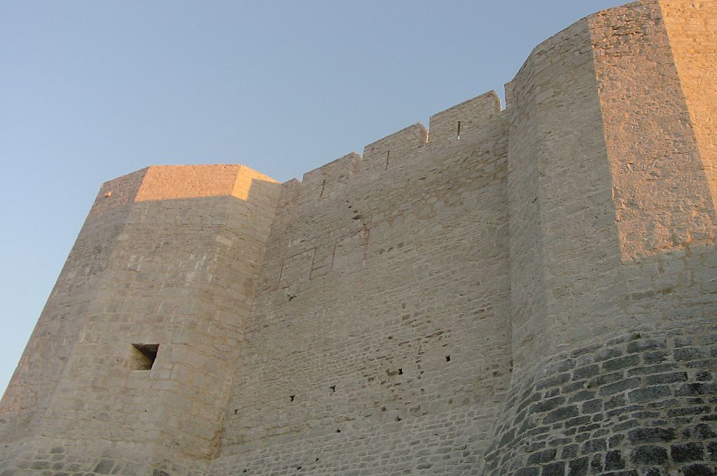 1024px-La_forteresse_Saint_Michel_à_Šibenik,_comitat_de_Šibenik-Knin,_Croatie.jpg