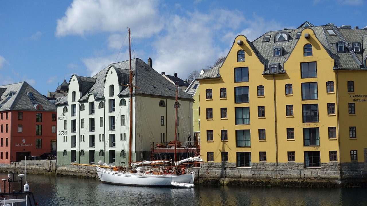 alesund-789337_1280.jpg