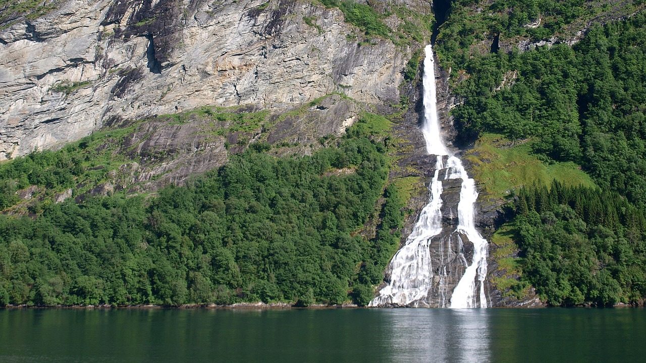 geiranger-2721378_1280.jpg