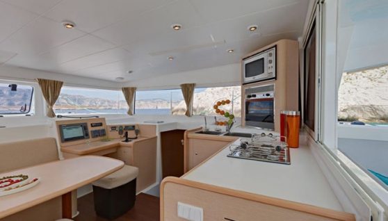 catamaran-lagoon-400-interieur-1.jpg