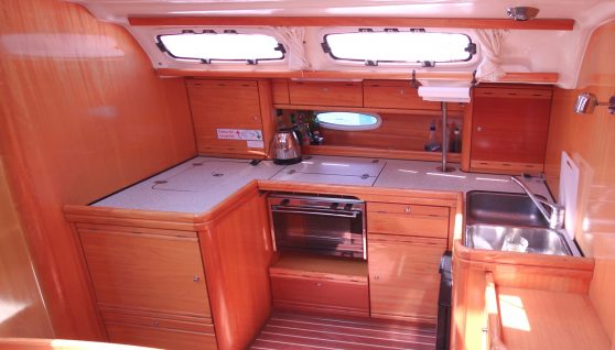 Yachtica Charter Bavaria 46 Cruiser Zebra - kuchnia.jpg