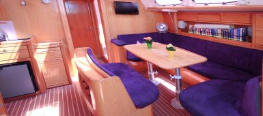 Yachtica Charter Bavaria 46 Cruiser - salon.jpg