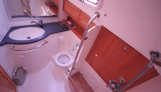 Yachtica Charter Bavaria 46 Cruiser Zebra - toaleta.JPG